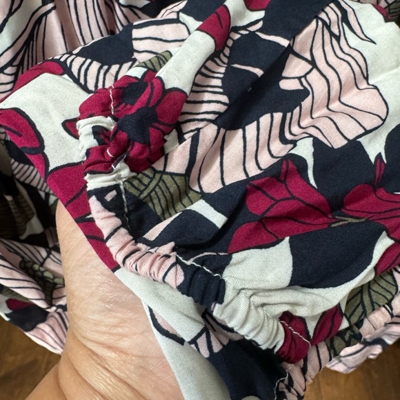 NWT Ann Taylor Loft rayon floral blouse XL red pink black flowers slight v neck - Picture 10 of 11